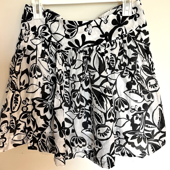 Beautiful floral skirt with pockets - Picture 2 of 4